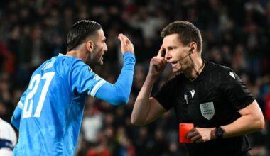 Napoli ründaja Lorenzo Lucca on äsja näidanud, et peakohtunik Daniel Siebert on peast põrunud. Siebert vastab sellele punase kaardiga. Foto: Scanpix / Nicolas Tucat / AFP