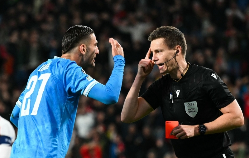 Napoli ründaja Lorenzo Lucca on äsja näidanud, et peakohtunik Daniel Siebert on peast põrunud. Siebert vastab sellele punase kaardiga. Foto: Scanpix / Nicolas Tucat / AFP