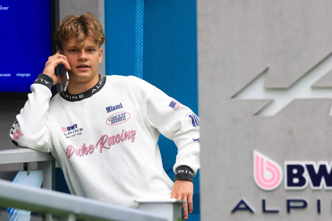„Ta on ju aeglane!“ Paul Aron istub omavolitsenud tiimikaaslasega võrdlemiseks Mehhikos F1 masinasse