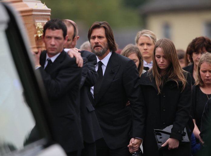 Jim Carrey kandmas oma endise tüdruksõbra kirstu