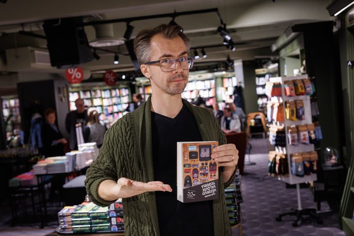  Elina Kasesalu kujundatud raamatut võib vaadata nii üles- kui alaspidi, nagu autor esitlusel demonstreeris.