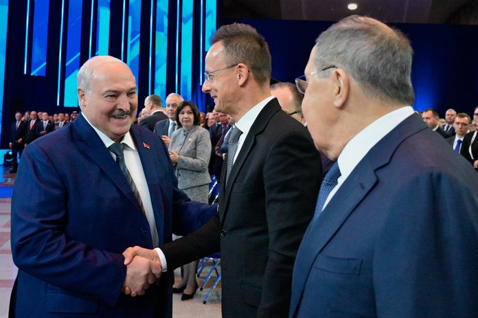 Valgevene valitseja Aljaksandr Lukašenka, Ungari välisminister Péter Szijjártó ja Venemaa välisminister Sergei Lavrov