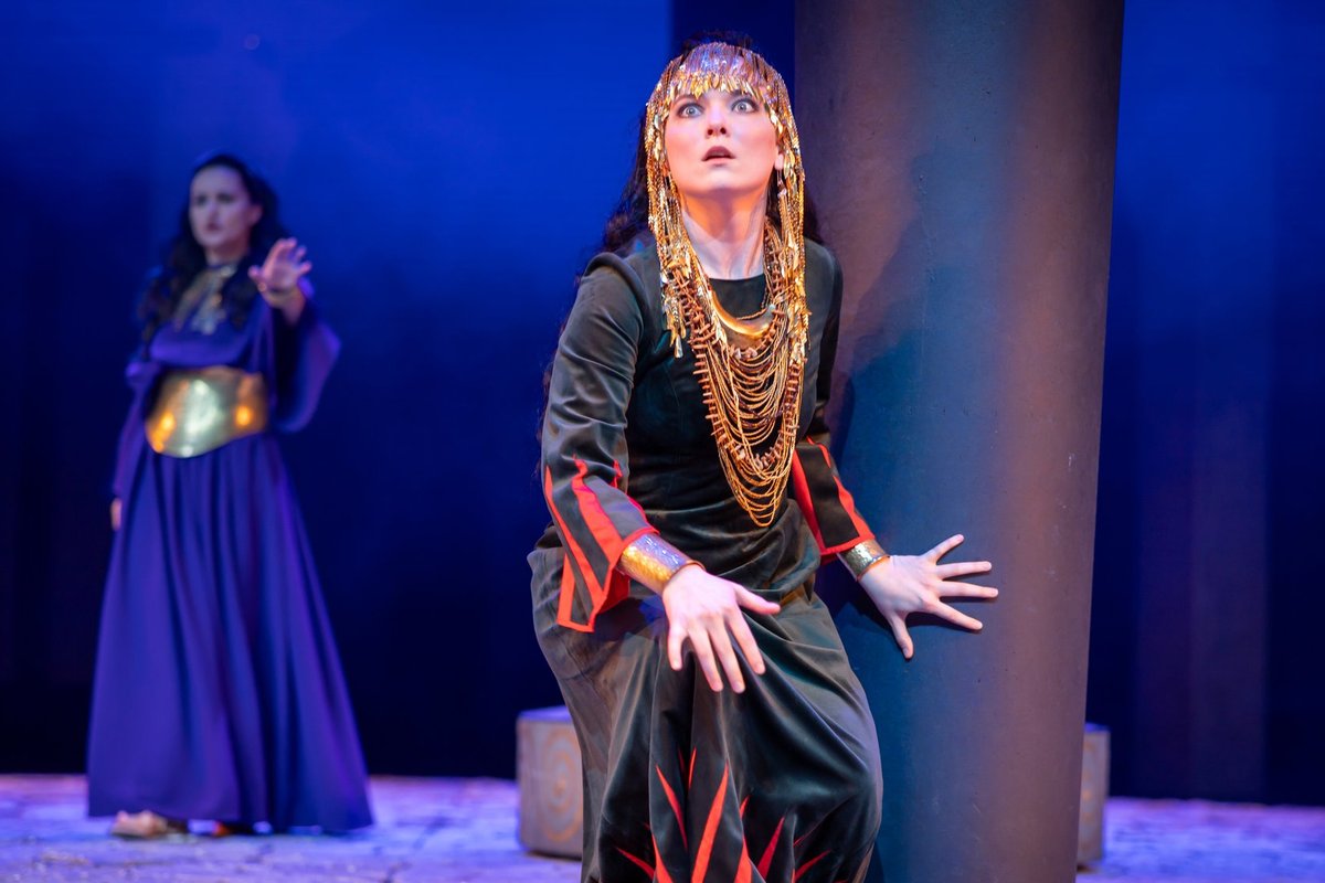 Isa ohverdab tütre, ema tapab isa, poeg ema – Linnateater tõi lavale veretöö ja au