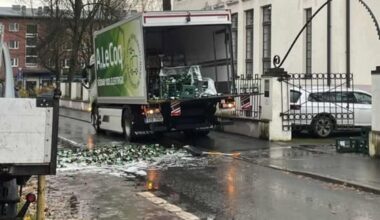 FOTO | Tartus Korp! Sakala ees pudenes õllekoorem tänavale kildudeks