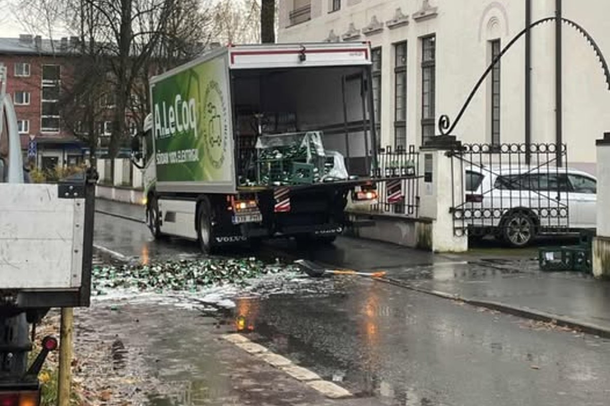 FOTO | Tartus Korp! Sakala ees pudenes õllekoorem tänavale kildudeks