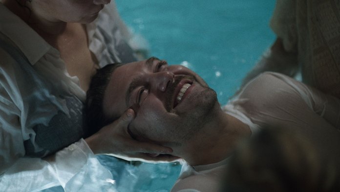 „Teraapia“ viis inimest kogunevad paariteraapia kursusele, mida korraldab ise lahkumineku äärel olev paar ja kus miski ei lähe nii, nagu plaanitud.