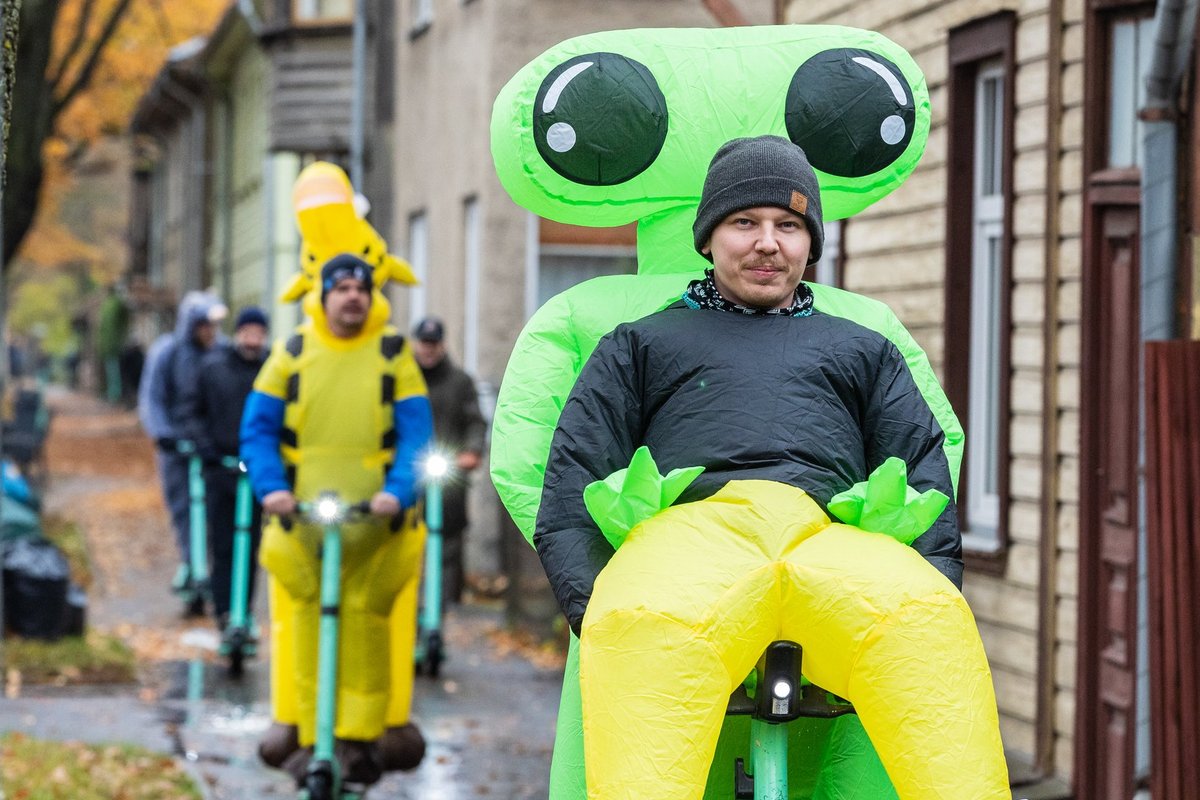 VIDEO ja FOTOD | Halloween vallutab Tartut! Kostüümides tõukeratturid tegid tiiru heade mõtete linnas
