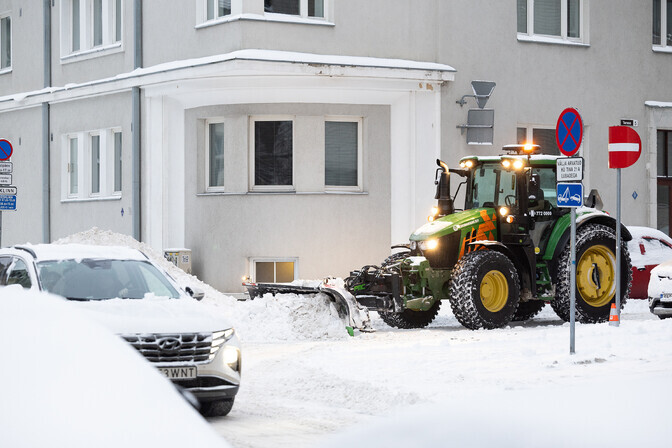 Hanked vaidlustati, kuid Tallinn leidis lahenduse, kuidas kõnniteed lumest puhtaks saab | Eesti