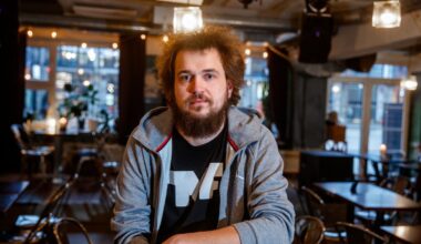 Sander Õigus meenutas, kuidas üks mees visati saalist välja, enne kui sõu jõudis alata: ta tuli, lärmas, siis kukkus kolmele inimesele selga