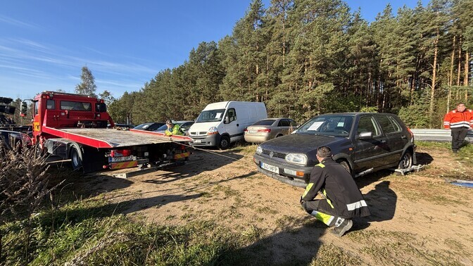 Transpordiamet hakkas Koidula piiripunkti parklast sõidukeid ära viima | Eesti