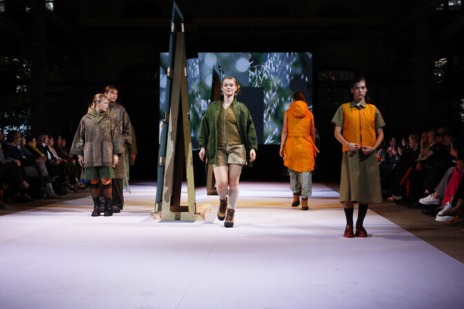 Galerii: Disainiöö moeetendusel kohtusid taaskasutus ning kaasav disain | Kunst