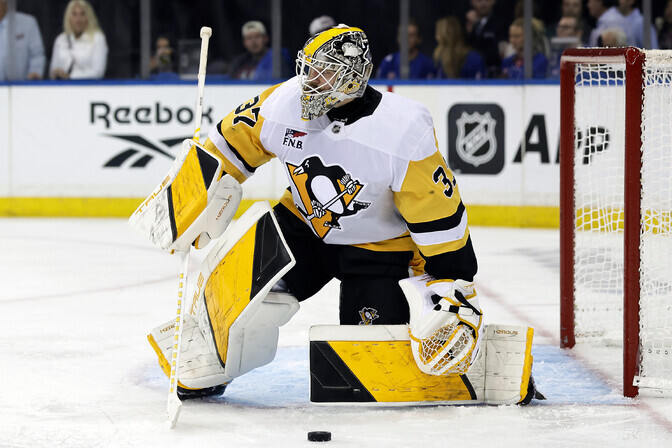 Läti väravavaht tegi NHL-is uue klubi eest suurepärase debüüdi | Jäähoki