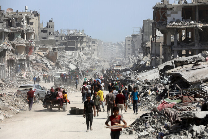 Tuhanded inimesed naasevad varemetes Gazasse | Välismaa
