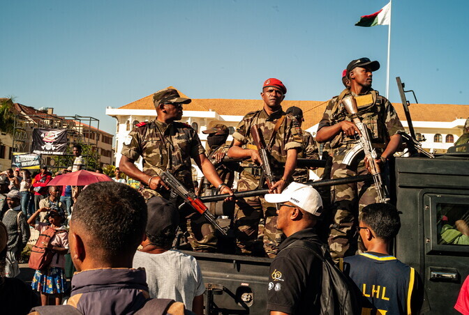 Madagaskari president pidi võimu loovutama armee eliitüksusele | Välismaa