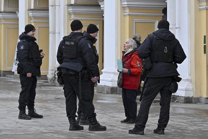 Vene politsei vahistas Peterburis rahva ees võimuvastase laulu esitaja | Välismaa