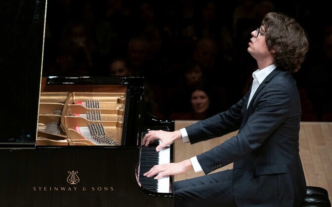Tallinnas esinev prantsuse pianist Lucas Debargue: usun, et parim aeg on alati kuskil eespool | Muusika