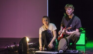 Arvustus. Roomava teki all ei ole koll, vaid kunst | Teater