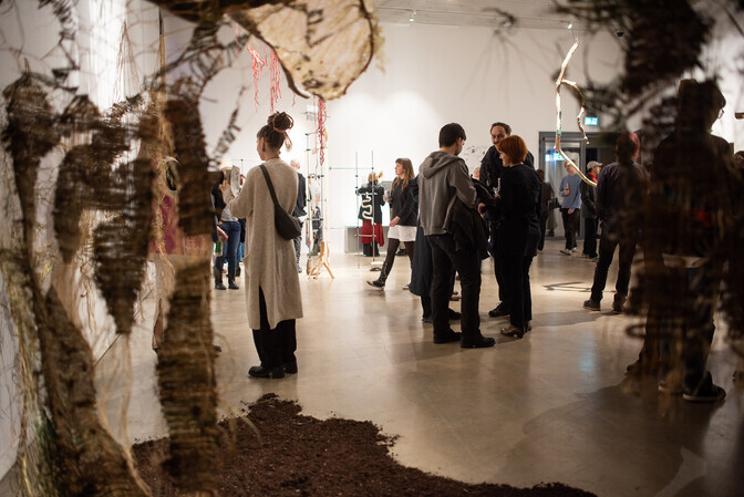 Galerii: EKA grupinäitus süüvib kasvamise, lagunemise ja uuenemise tsüklitesse | Kunst