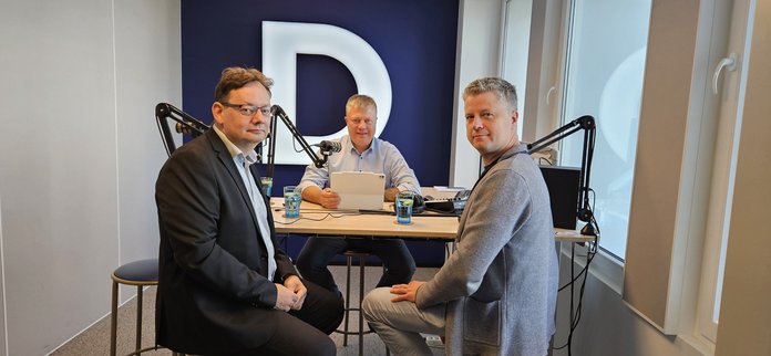 Stuudios on külas riigi valimisteenistuse juht Arne Koitmäe ja Riigi Infosüsteemi Ameti valimiste infosüsteemide arenduse osakonna juhataja Alo Einla. Saadet juhib Tanel Talve.