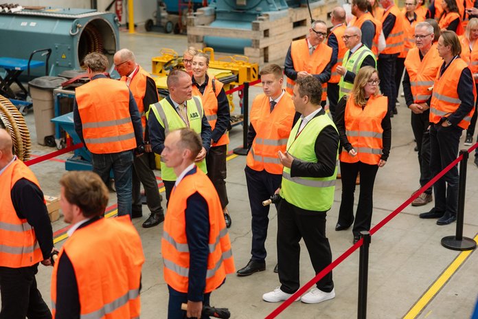 Hiljuti näitas ABB avalikkusele kaht uut suurinvesteeringut. Kohal oli ka minister Keldo. Fotol temaga suhtlemas (kollase vestiga, vasakul) Jukka Patrikainen.