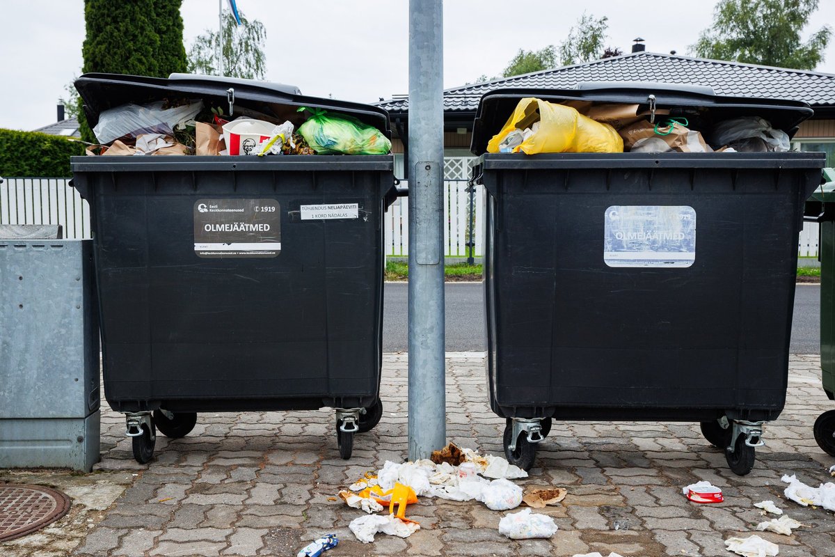 Eesti Keskkonnateenused andis 9-eurose prügiarve inkassosse. Ettevõte: Selveris oleks tegu vargusega
