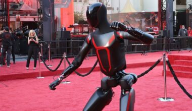 Tesla lükkab Optimuse robotite masstootmise konstruktsiooniprobleemide pärast edasi