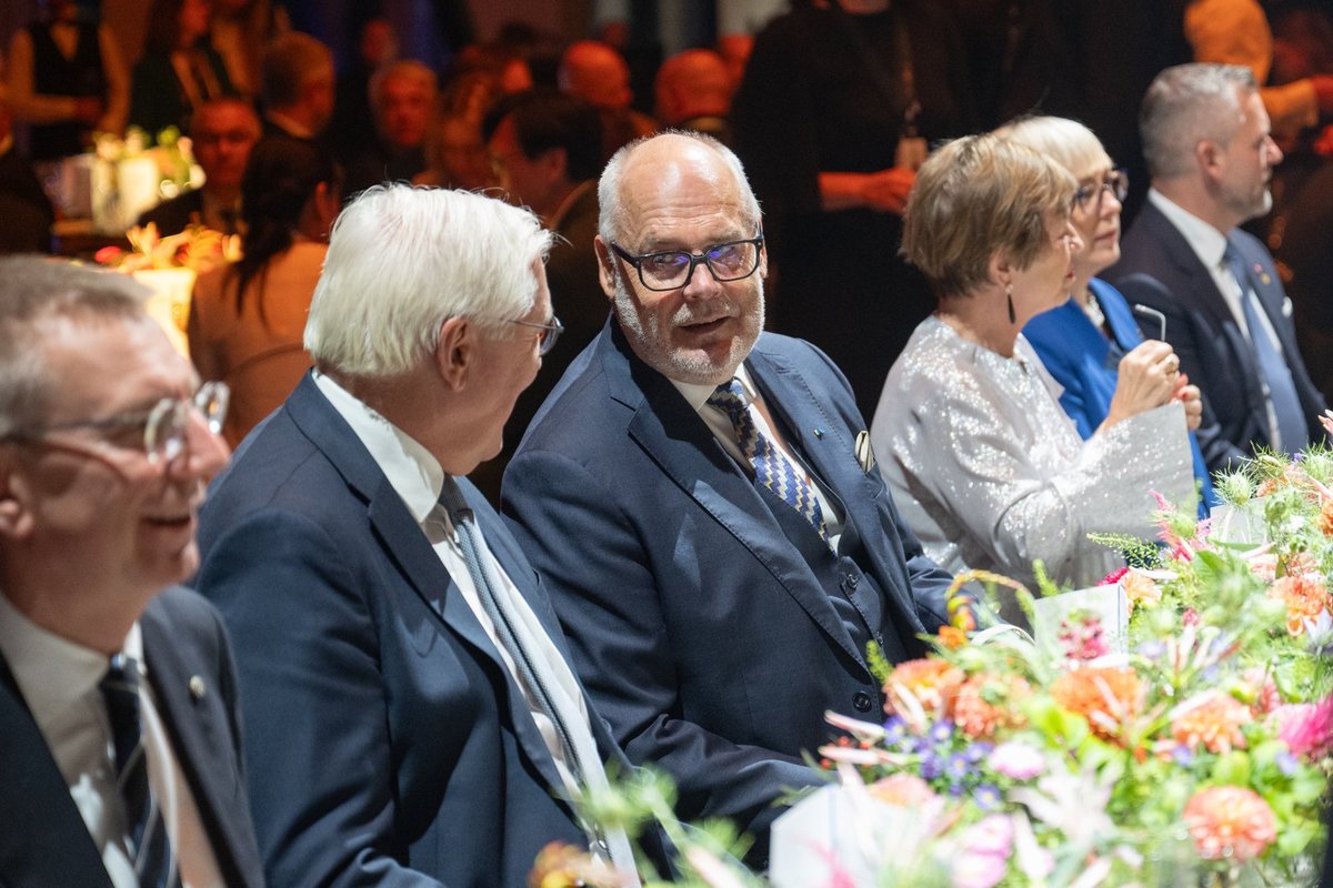 FOTOD | Punane vaip ja mullivein! President Alar Karis võõrustas pidulikul õhtusöögil kõrgeid väliskülalisi