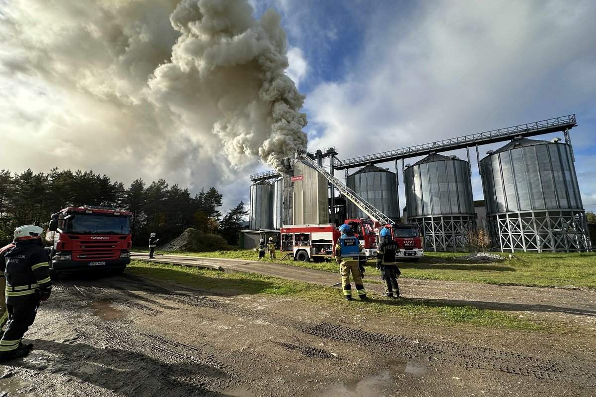 FOTO | Lääne-Nigula vallas põleb kuivati. Paks suits häirib liiklust