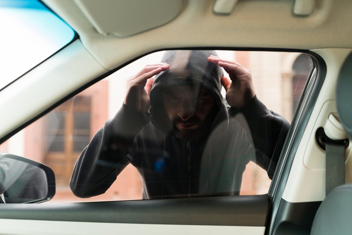 Isa läks poodi, laps jäi autosse. Joobes varas kasutas juhust ja ärandas sõiduki