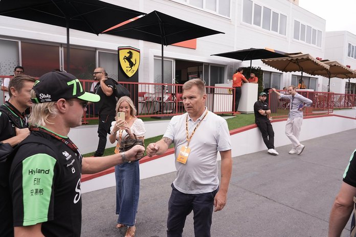 Mika Salo (keskel) mullusel Bakuu F1 etapil.