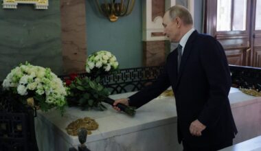Putin külastas oma sünnipäeval Peeter I hauda ja kuulas väejuhtide ettekandeid