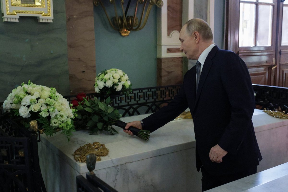 Putin külastas oma sünnipäeval Peeter I hauda ja kuulas väejuhtide ettekandeid