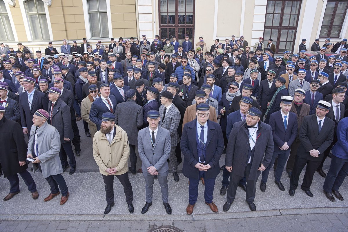 Noorte karjäärivalikud: Halastamatu konkurents vs 10 000-eurone palk
