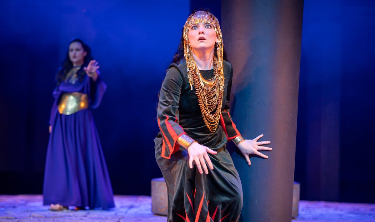 ENNUSTUSTE TULUTUS: Kassandra (Maris Nõlvak) needuseks on see, et keegi ei usu tema prohvetlikke nägemusi. Selgeltnägijat, nagu ikka, peetakse hullumeelseks.