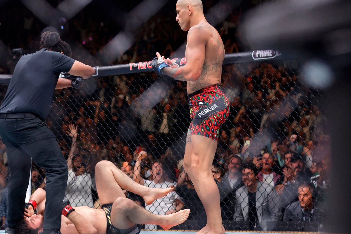 VIDEO | UFC tiitlimatšis revanši võtnud vanameister lõi karmide rusikahoopidega venelaste tähe pikali vaid 80 sekundiga