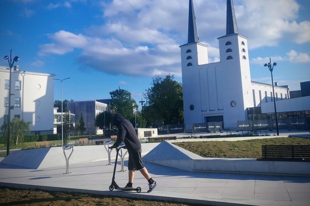 Rakvere elanikud on viha täis: Pärdi muusikamaja platsil kihutavad trikiratturid