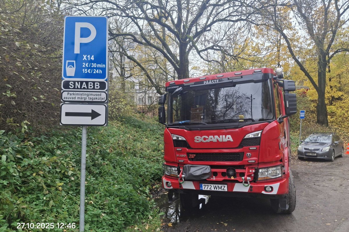 FOTOD | Parkimiskorraldaja tegi tööülesannetele saabunud päästeautole trahvi