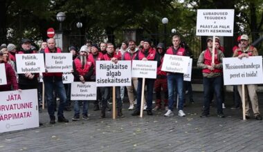 VIDEO ja FOTOD | Päästjad ja õpetajad avaldasid riigikogu ees meelt liiga väikese palgatõusu vastu
