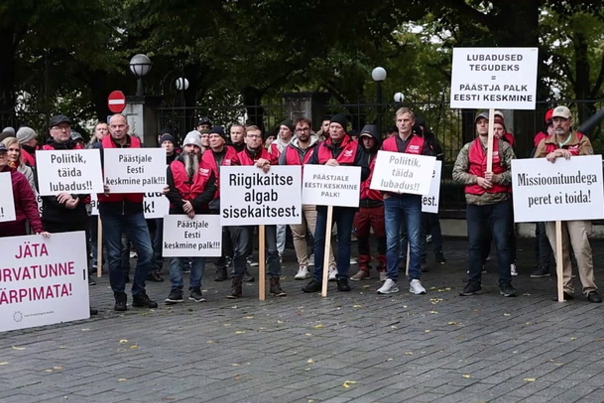 VIDEO ja FOTOD | Päästjad ja õpetajad avaldasid riigikogu ees meelt liiga väikese palgatõusu vastu