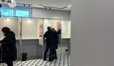 FOTOD | Keskerakonna kandidaat läks reegleid rikkudes valijaga hääletuskabiini