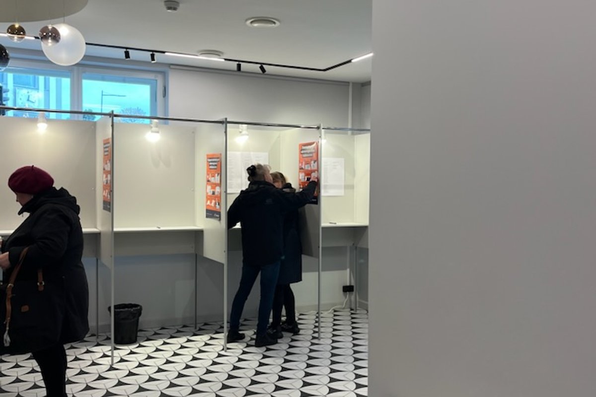 FOTOD | Keskerakonna kandidaat läks reegleid rikkudes valijaga hääletuskabiini