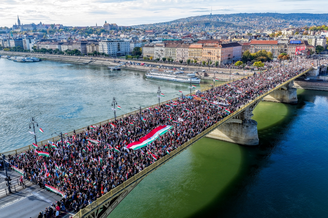 Ungaris plahvatas rahvuslik uhkus: Orbani rahumarsist sai massiline protest Euroopa sõjapoliitika vastu