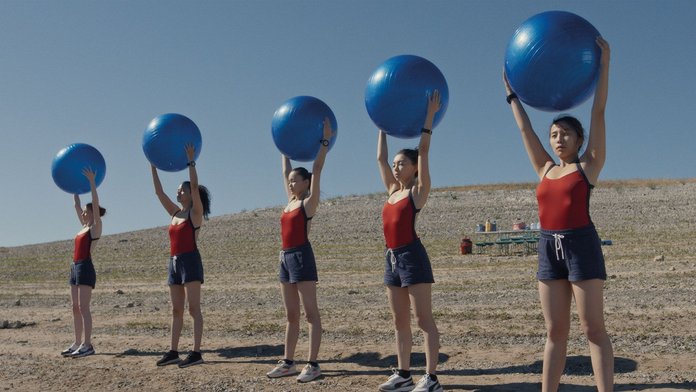 Zhannat Alshanova filmis „Võitjat tunneb kaugelt“ ühineb andekas ujuja Mila koondisega, kus katsetatakse ekstreemseid treeningmeetodeid.