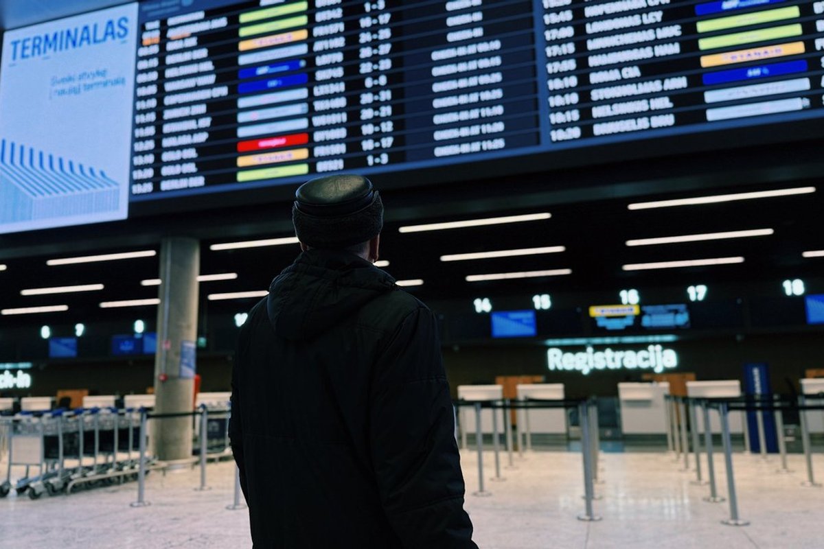 Leedu õhuruum oli öö läbi õhupallide tõttu suletud, osad reisijad pidid lennukis ootama koidikuni