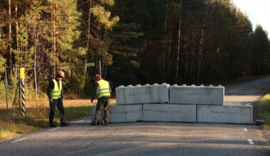 FOTOD | Saatse saapas pandi teele betoonplokid ette. Vastu piiri elav mees: teede sulgemine ikka segab, isegi ükski buss ei liigu
