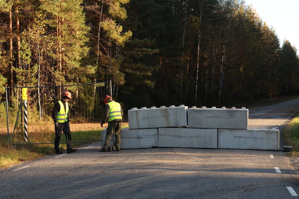 FOTOD | Saatse saapas pandi teele betoonplokid ette. Vastu piiri elav mees: teede sulgemine ikka segab, isegi ükski buss ei liigu