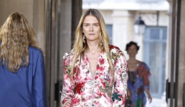 FOTOD | Närtsinud päevalilled ja punkromantika! Carmen Kass astus üles Vivienne Westwoodi uue kollektsiooni esitlusel