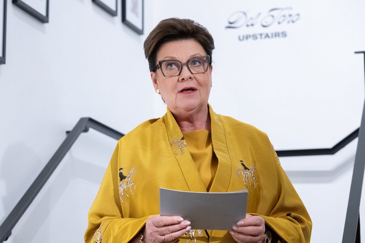 Rahvusvaheline mainekas moeajakiri tõi esile presidendiproua Sirje Karise. „Meie maa võib olla kaardil väike, kuid meie vaim ei ole!“