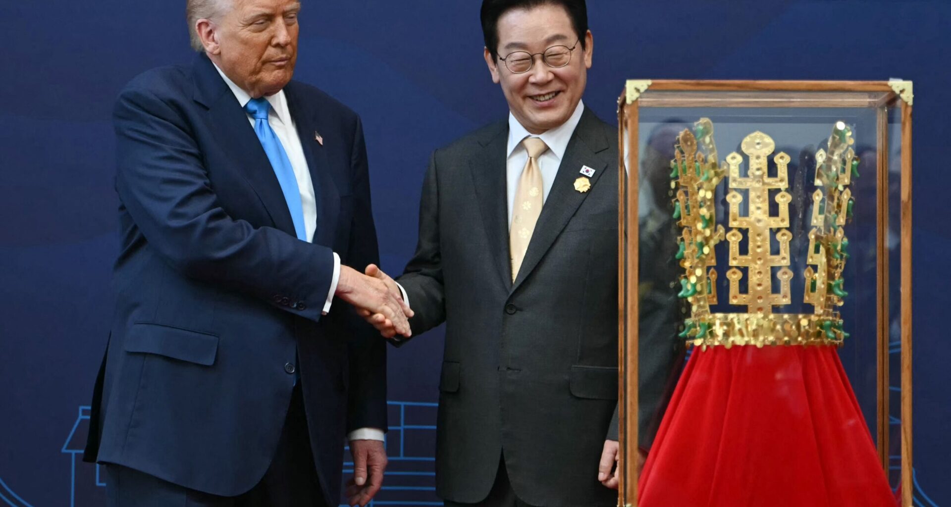 Lõuna-Korea president kinkis Donald Trumpile kullast krooni