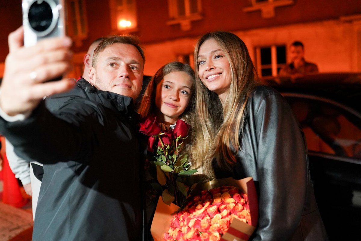 FOTOD | Tallinnas kontserdi andnud Vera Brežnevat ootasid fännid nii kontserdimaja tagaukse juures kui ka garderoobis